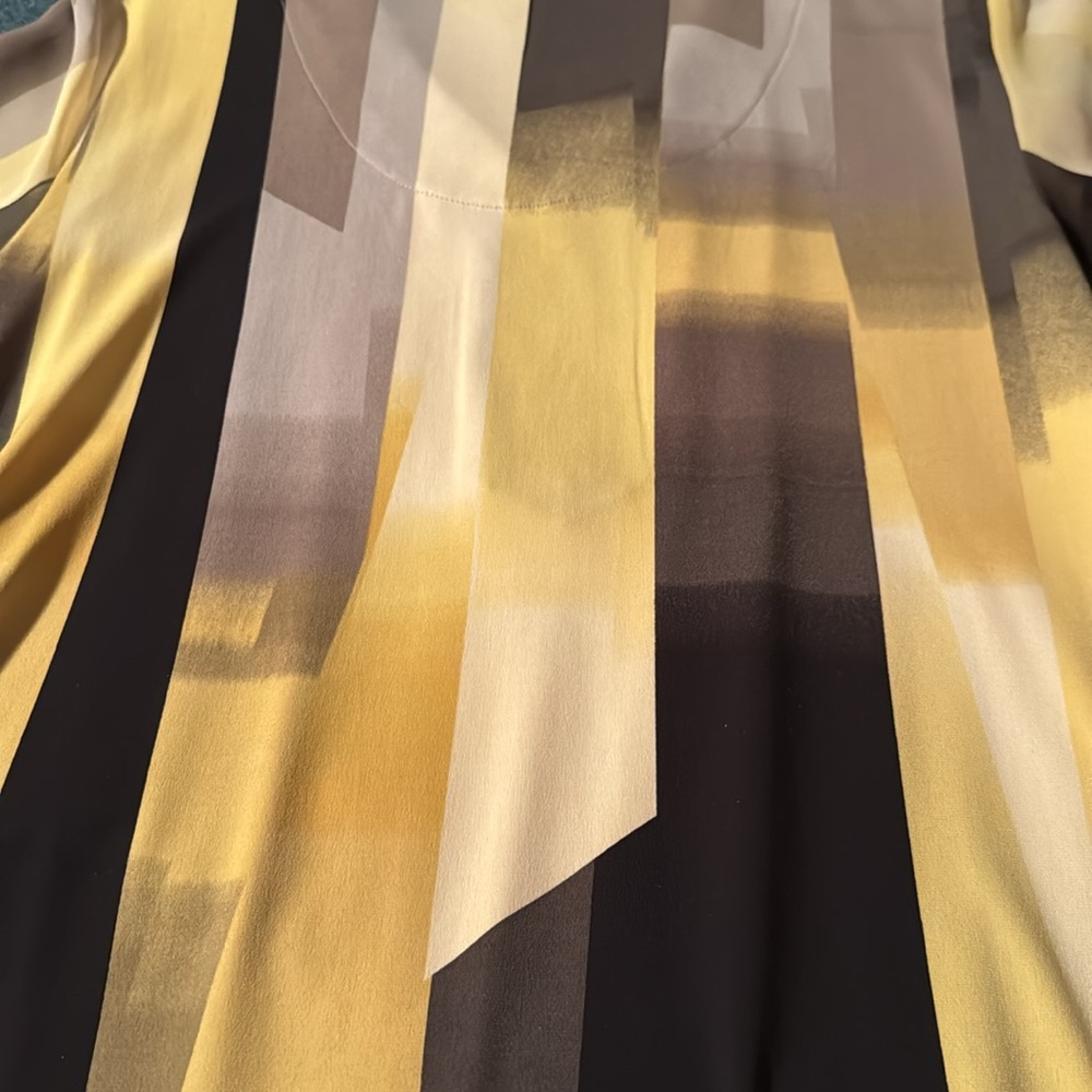 Beautiful Jewelled V Neck 3/4 flared sleeves - Picture 5 of 9